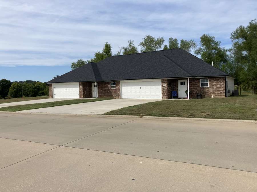 400 E. DEERWOOD DR., JACKSON | CAPE GIRARDEAU COUNTY MO .752 (UNIT #400 & 402) - AVAILABLE